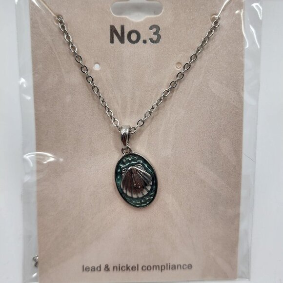 NO 3 Silver & Green Resin Seaside Clamshell Medallion Necklace NWT - Picture 4 of 5